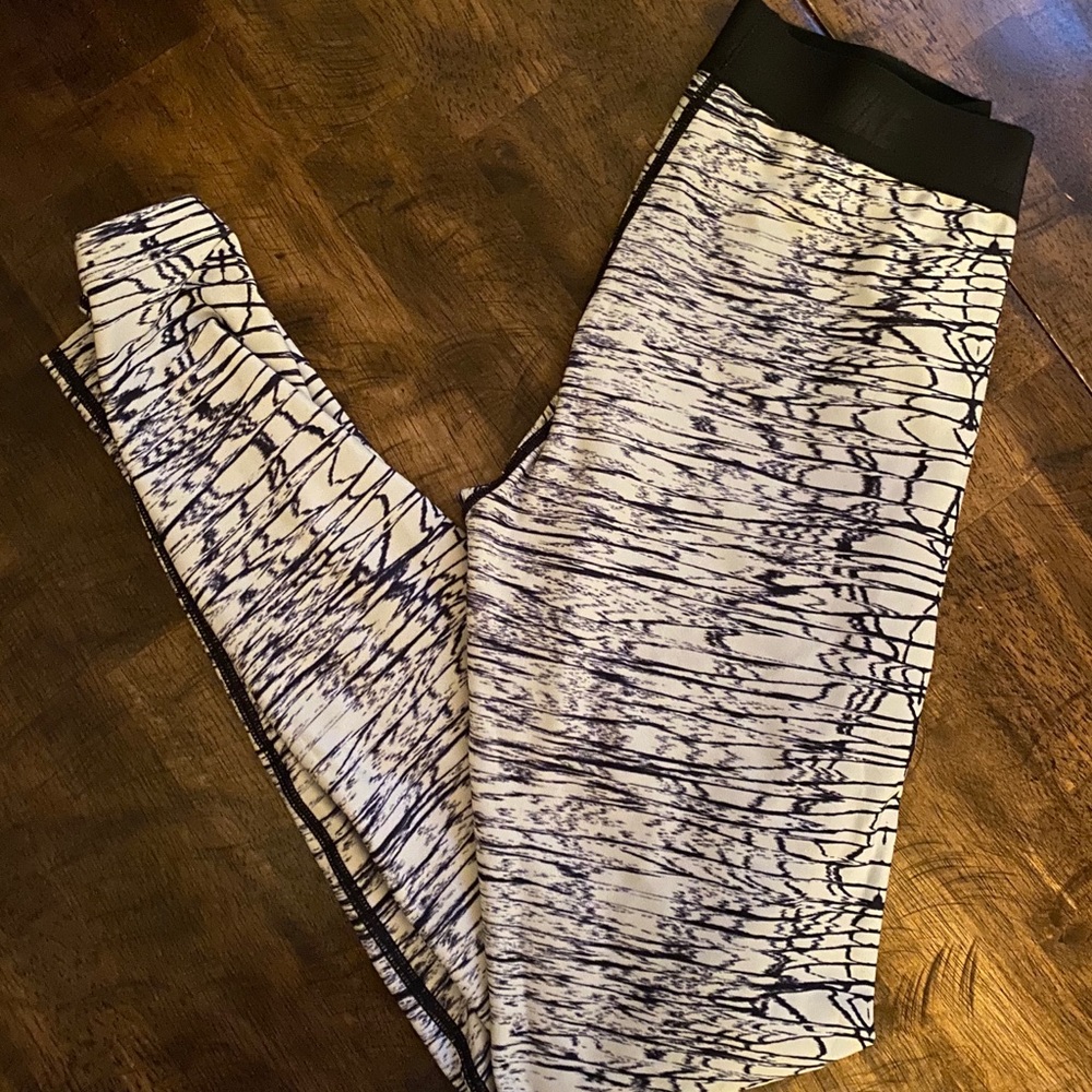 Nike Pro White Patterned Leggings Size Small
